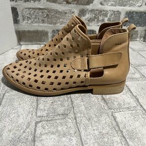 Muse & Cloud Anthropologie leather ankle booties. Tan Sz 9